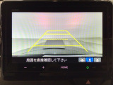 【バックカメラ】運転が苦手な方も車庫入れラクラクです!ギアをリバースに入れれば自動的に切り換わりますので、面倒な操作は不要です♪狭い駐車場もお車を傷つけず安心ですね!