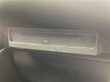 【CD・DVDデッキ】オプションのCD・DVDデッキが搭載されています!TV(フルセグ)機能もあり、長距離で退屈しがちな車内も快適に過ごせます!