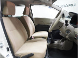 運転席は毎日乗っても飽きの来ないインテリアと運転に集中しやすいコックピットです、どなたにでも運転しやすい設計です。