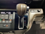 CVT車のセレクトレバーです。低速から高速まで、変速ショックのないスムーズな走りを実現するとともに、エンジン効率のよい領域を維持することで燃費にも貢献します。