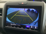 リバースギアに入れるだけで後方の表示へ切り替わります。夜間や雨の日の駐車も楽になりますよ。