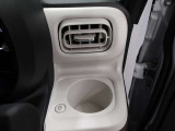 運転席のカップホルダーはエアコンの吹き出し口の前にありますので冷やしたり温めたり出来ます☆