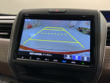 リバースギアに入れるだけで後方の表示へ切り替わります。夜間や雨の日の駐車も楽になりますよ。