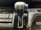 CVT車のセレクトレバーです。低速から高速まで、変速ショックのないスムーズな走りを実現するとともに、エンジン効率のよい領域を維持することで燃費にも貢献します。