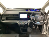 車内は光触媒抗菌消臭施工済です。スタイリッシュなデザインでスポーティなインパネ周りを演出します。グローブボックスやカップホルダーのほかにトレーなどたくさんの収納スペースが付いています。