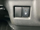 オート式エアコンは操作性が良好です。運転席にはシートヒーターが装備されており、座面と背もたれをすばやく温め、寒い時期にも快適な運転環境を提供します。