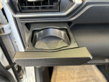 プッシュ式オートオープンカップホルダーが助手席にも装備