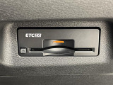 【ETC】有料道路を利用する際に料金所で停止することなく通過できる、ETC車載器(ノンストップ自動料金収受システム機器)が装備されています。セットアップを行うことで利用可能になります。