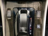 シートヒータースイッチ内蔵で前席の左右別々にHiとLoの2段階で温度設定ができます。