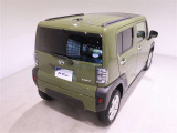 後部座席とリヤはプライバシーガラスになっています。座っている人や置いてある荷物が見えにくくなっているのでプライバシーの確保が出来ます。