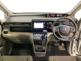 車内は光触媒抗菌消臭施工済です。インパネ周りはスタイリッシュなデザインです。グローブボックスやカップホルダーのほかにトレーなどたくさんの収納スペースが付いています。