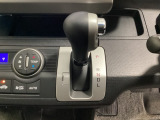 CVT車のセレクトレバーです。低速から高速まで、変速ショックのないスムーズな走りを実現するとともに、エンジン効率のよい領域を維持することで燃費にも貢献します。