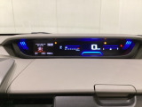 中央にデジタル表示のスピードメーターを配したハイブリット専用メーターになっています。左側のインフォメーション画面で燃費などの情報を確認できます。