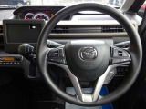 車の速さに応じて車間距離を保ちながら追従走行を支援します。高速道路の運転の負担を減らしてくれます。