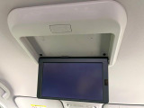 【フリップダウンモニター】大画面モニターで後席でもエンタメをお楽しみいただけます。小さなお子様にも大人気の装備です♪