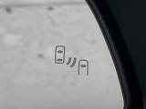 【ブラインドスポットモニター】走行中、ドアミラーの死角になりやすい箇所に後続車が接近するとサイドミラーのレンズに警告を表示!ドライバーに注意喚起をしてくれます。