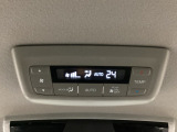 ルーフ中央にエアコン操作パネルがついていますので、2列目・3列目にお乗りの方も快適に過ごせます。