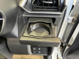 プッシュ式オートオープンカップホルダーを運転席に装備