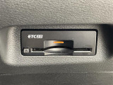 【ETC】有料道路を利用する際に料金所で停止することなく通過できる、ETC車載器(ノンストップ自動料金収受システム機器)が装備されています。セットアップを行うことで利用可能になります。
