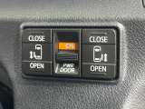 【両側パワースライドドア】スマートキーや運転席のスイッチで後席両側スライドドアの開閉が可能♪電動だから力を入れてドアを開ける必要が無く、小さなお子様でも簡単に開け閉めでき快適です♪