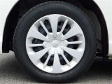 純正ホイールキャップ付き14インチスチールホイールです。タイヤサイズは165/65R14