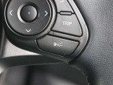 ミリ波レーダーと単眼カメラで先行車を認識し、車速に応じた車間距離を保ちながら追従走行を支援します。高速道路の渋滞走行時など、停止・発進を繰り返すシーンで、ドライバーの運転負荷を大幅に軽減します。