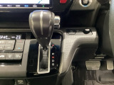CVT車のセレクトレバーです。低速から高速まで、変速ショックのないスムーズな走りを実現するとともに、エンジン効率のよい領域を維持することで燃費にも貢献します。