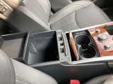 運転席・助手席の間にはコンソールボックス付きの肘置きがあるので、ゆったり運転できます!