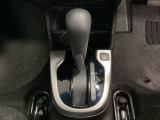 CVT車のセレクトレバーです。低速から高速まで、変速ショックのないスムーズな走りを実現するとともに、エンジン効率のよい領域を維持することで燃費にも貢献します。