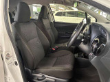 運転席の画像です。充分なスペースがあり、ゆったりした状態で運転していただけます♪