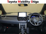 シックな色使いの運転席周りですね。すっきりとしたデザインで上品な色使いです。居心地の良い運転席、長く座ってられるリラックスできるデザインがいいですね。