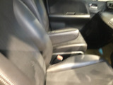 アームレスト付きで楽に運転できます。
