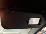 まぶしい時にはサンバイザーを下せば視界を遮ることなく運転できます!中にはお化粧直しなどで使えるミラー付き!