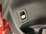 メモリー付きパワーシートが装備されている車両はシートの位置・ドアミラーの角度・ハンドルの位置を3名まで記憶出来ます。