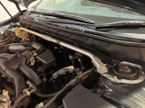 【STIタワーバー】お車の剛性を高めるタワーバーを装備。よりスムーズなコーナリング走行が可能となり、走りも楽しめます。