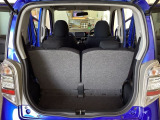 開口部も広く荷物の積み下ろしもしやすいお車となっております。シートの背もたれは5:5の割合で分割して可倒できるので、長いお荷物などを載せることもできます。