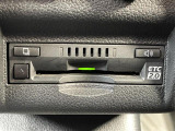 【ETC2.0(DSRC/ITSスポット)】ETCカードを挿入すれば料金所はノンストップで通過できます。ETC限定の割引や、高速道路の情報提供サービスを利用できます。
