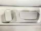 【パワーシート(電動シート)】シートを電動で、前後にスライドまたは上下の高さなどを調整することができます!細かい操作もスイッチ一つでできるので、とても便利です!