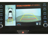 パノラミックビューモニター付きです。車両を上から見たような映像をディスプレイオーディオ画面に表示。運転席からの目視だけでは見にくい、車両周辺の状況をリアルタイムでしっかり確認できます。