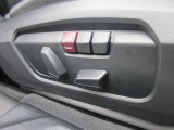 運転席メモリー付きフロント電動シート装備。