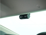 この車にはリアにもドライブレコーダーを装備しております◆映像・音声などを記録する自動車用の装置です。 もしもの事故の際の記録はもちろん、旅行の際の思い出としてドライブの映像を楽しむことができます。