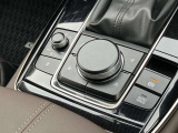 手元には運転姿勢を崩さずに操作していただける、ロータリーコマンダースイッチが装備されております。
