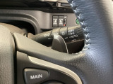 ステアリングの裏側、左右にパドルシフトがついています。右が+、左が-の操作でシフトチェンジを行い、エンジンブレーキなどのマニュアル操作ができます。