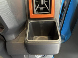 運転席埋め込み式カップホルダー(太ボトル600mm収納可能)