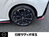 【アルミホイール】高級感引き立てる純正アルミ。止まってても走ってても存在感あります。