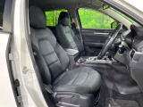 運転席まわりには十分なスペースがあり、大柄な方でもゆったり運転していただける環境です。