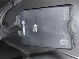 【ETC】有料道路を利用する際に料金所で停止することなく通過できる、ETC車載器(ノンストップ自動料金収受システム機器)が装備されています。セットアップを行うことで利用可能になります。