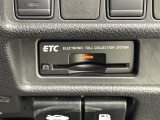 【ETC】有料道路を利用する際に料金所で停止することなく通過できる、ETC車載器(ノンストップ自動料金収受システム機器)が装備されています。セットアップを行うことで利用可能になります。