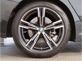 【BMWアロイホイル】軽量かつ強度に拘ったアロイホイル。走行性能ポテンシャルを引き出す設計。車の足元を引き締めてくれる大きなポイントはアロイホイルです。