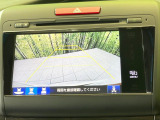 【バックカメラ】駐車時に後方がリアルタイム映像で確認できます。大型商業施設や立体駐車場での駐車時や、夜間のバック時に大活躍!運転スキルに関わらず、今や必須となった装備のひとつです!